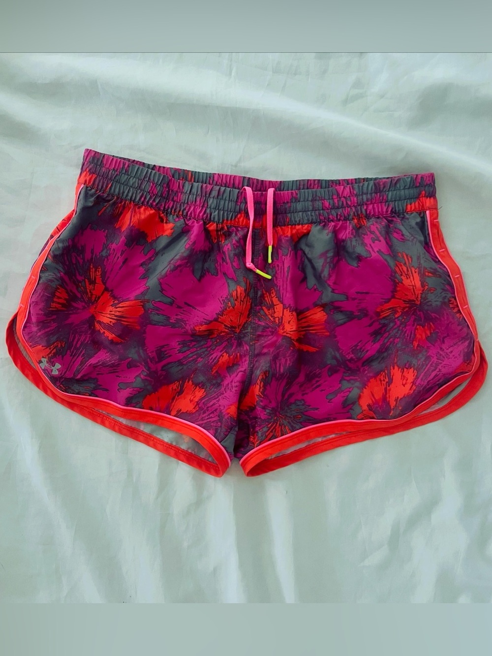 Women’s Under Armour Semi Fitted Heat Gear shorts Large